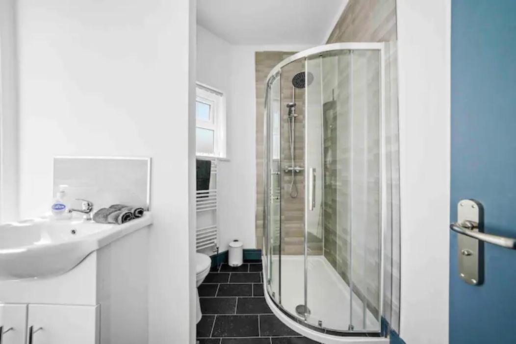 Modern Equipped 4 Bedroom House In Central Stoke-Free Parking Экстерьер фото