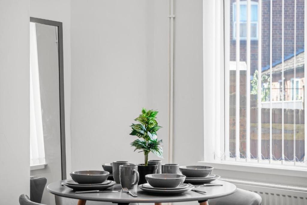 Modern Equipped 4 Bedroom House In Central Stoke-Free Parking Экстерьер фото